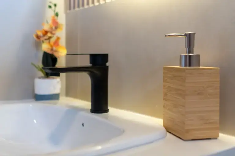 Detalle de baño con buena iluminación en fotografía de Airbnb