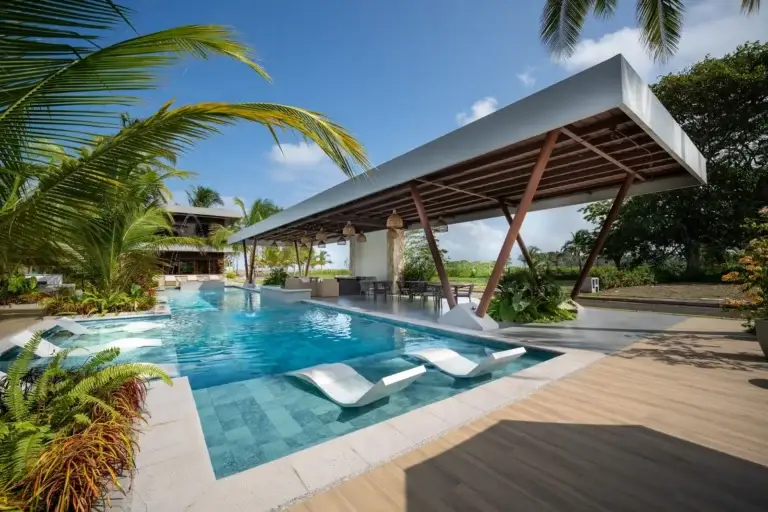 Piscina de una propiedad vacacional captada con fotografía profesional para Airbnb