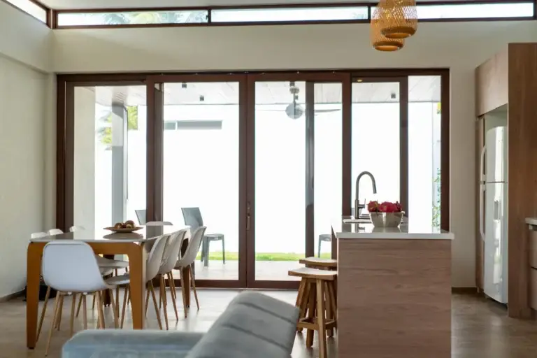 Sala y comedor iluminados con luz natural en una propiedad de Airbnb