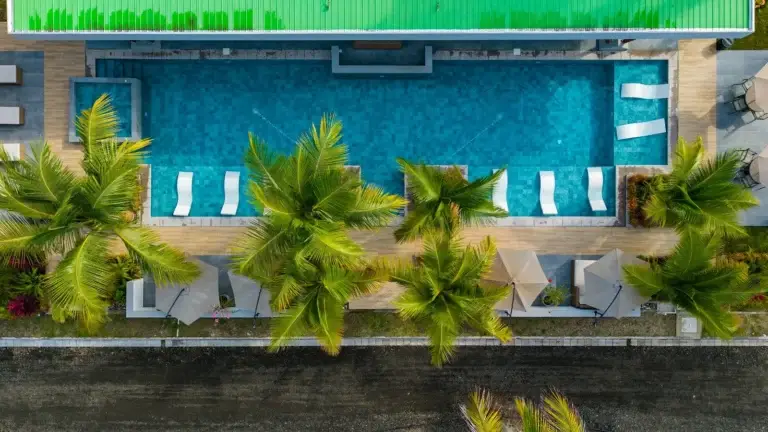Toma aérea cenital de la piscina de una propiedad tomada con drone