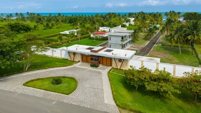 Vista aérea con drone de una casa, ejemplo de fotografía inmobiliaria profesional